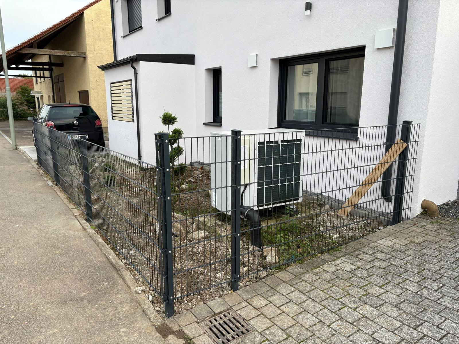 Doppelstabmattenzaun vor einem Wohnhaus
