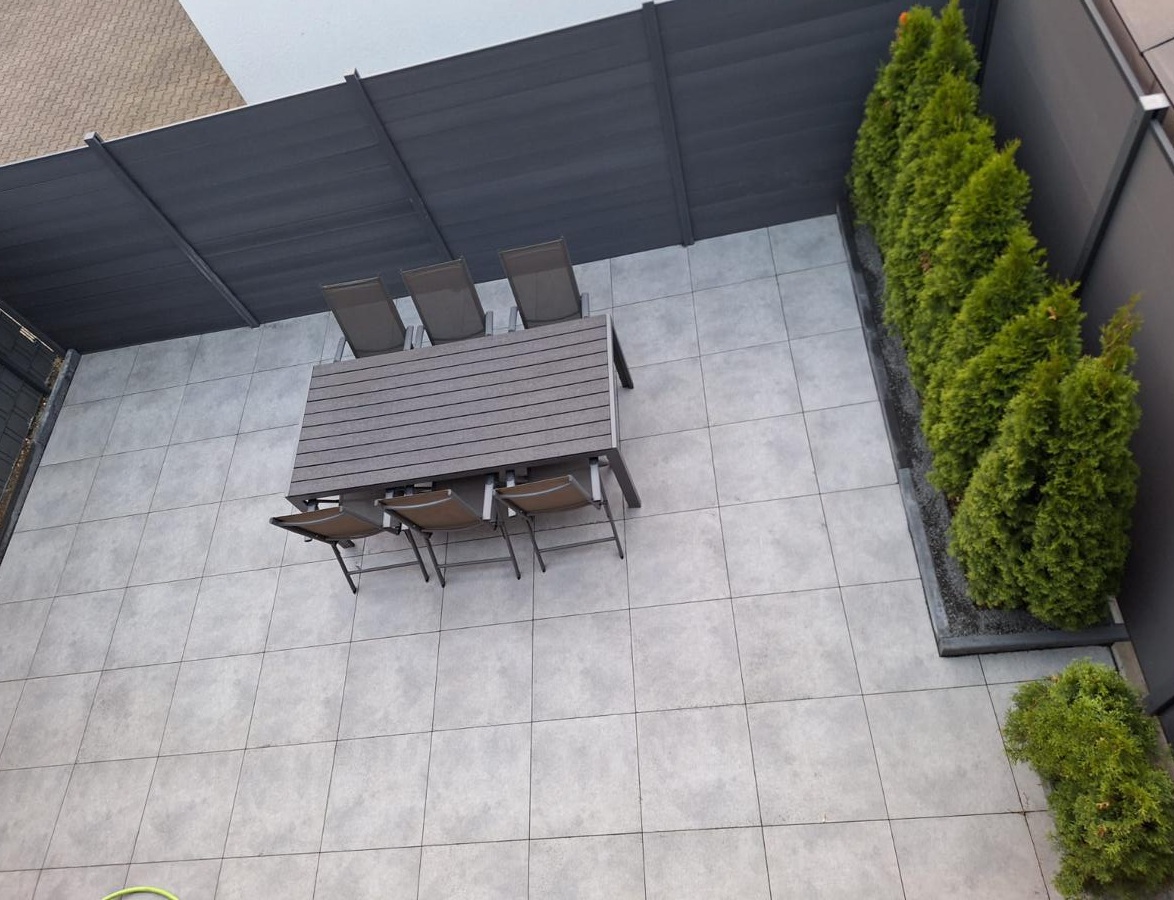 Große neu gestaltete Terrasse mit grauen Platten